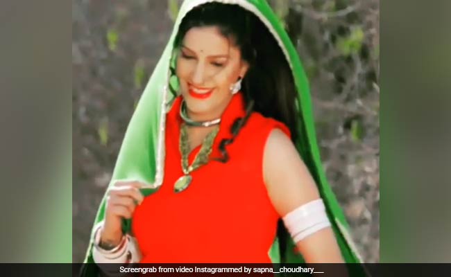 सपना चौधरी ने शरमा कर कुछ यूं दिया एक्सप्रेशन, 'मेरा चांद' का एक क्लिप Video सोशल मीडिया पर वायरल- देखें