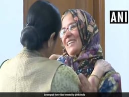 "<i>Meri Madam Mahan</i>": Mother Of Mumbai Man Freed By Pak Meets Sushma Swaraj "<i>Meri Madam Mahan</i>": Mother Of Mumbai Man Freed By Pak Meets Sushma Swaraj