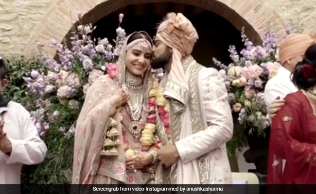 Happy Anniversary Virat-Anushka: माथे को यूं चूमना और हाथों में हाथ डाल मंडप पर बैठना, विराट का ऐसा रोमांटिक अंदाज़ पहले नहीं देखा होगा आपने, देखें VIDEO