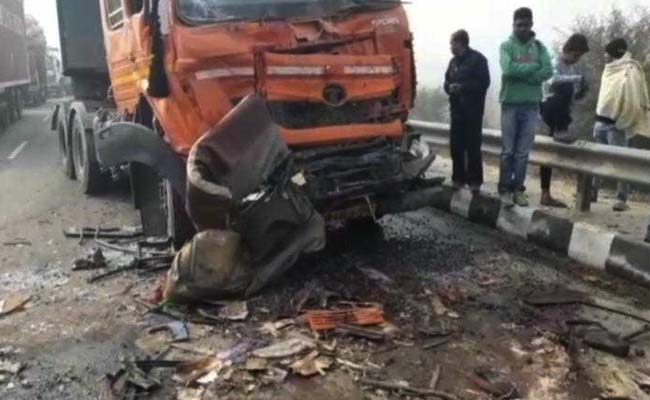 कोहरे की वजह से फ्लाइओवर पर एक के बाद एक टकराई 50 गाड़ियां, आठ की मौत, कई घायल, मुआवजे का ऐलान