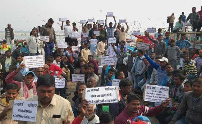 वाराणसी : सरकार कर रही पर्यटकों को आकर्षित, नाविक कर रहे हड़ताल