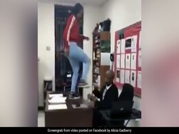 स्टूडेंट ने टेबल पर चढ़कर मारी टीचर को लातें और थप्पड़, वायरल हुआ VIDEO स्टूडेंट ने टेबल पर चढ़कर मारी टीचर को लातें और थप्पड़, वायरल हुआ VIDEO