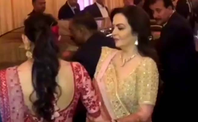 ईशा अंबानी के रिसेप्शन में मेहमानों को देख रही थीं अंबानी की बड़ी बहू, तभी नीता अंबानी ने पकड़ा हाथ और...Video