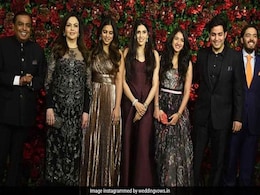 Mukesh Ambani परिवार के साथ पहुंचे पार्टी में तो लोग चिल्लाने लगे- सर, जियो नहीं चल रहा, देखें VIDEO Mukesh Ambani परिवार के साथ पहुंचे पार्टी में तो लोग चिल्लाने लगे- सर, जियो नहीं चल रहा, देखें VIDEO