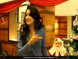 जाह्नवी कपूर ‘जेंटल लुक’ में दिखीं बेहद अलग, कैमरे के सामने यूं पोज देते आईं नजर... देखें Video जाह्नवी कपूर ‘जेंटल लुक’ में दिखीं बेहद अलग, कैमरे के सामने यूं पोज देते आईं नजर... देखें Video