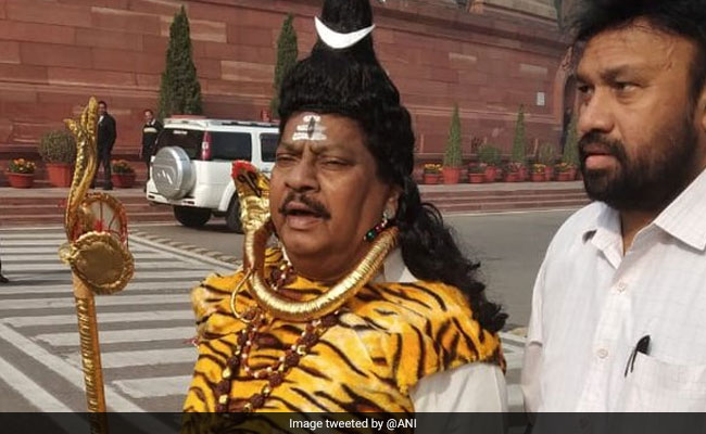 आंध प्रदेश को विशेष राज्य के दर्जे की मांग, भगवान शंकर का वेश धारण कर संसद पहुंचे सांसद एन शिवप्रसाद
