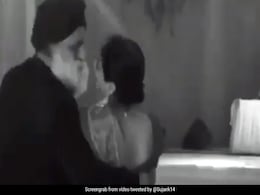 DJ पर बजा पंजाबी गाना तो बुजुर्ग कपल ने ऐसे किया Ball Dance, वायरल हुआ VIDEO DJ पर बजा पंजाबी गाना तो बुजुर्ग कपल ने ऐसे किया Ball Dance, वायरल हुआ VIDEO