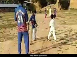 VIDEO: कश्मीर के 7 वर्षीय अहमद ने फेंकी कमाल की 'गुगली', स्पिन के जादूगर शेन वॉर्न ने यूं की तारीफ... VIDEO: कश्मीर के 7 वर्षीय अहमद ने फेंकी कमाल की 'गुगली', स्पिन के जादूगर शेन वॉर्न ने यूं की तारीफ...