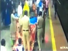 Mumbai Cops Help Woman Deliver Baby On Platform, Hold Up Bedsheets Mumbai Cops Help Woman Deliver Baby On Platform, Hold Up Bedsheets