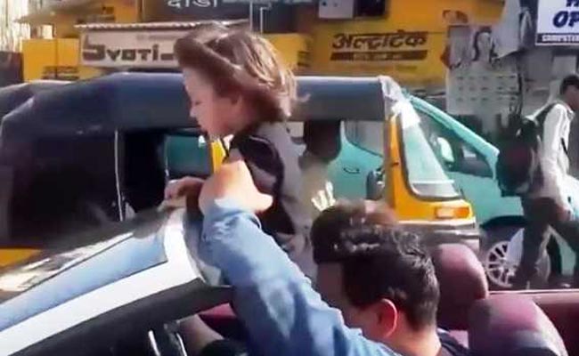 अबराम को खुली कार में लेकर मुंबई की सड़कों पर नजर आए शाहरुख खान, बाइकर्स ने यूं किया पीछा- Video हुआ वायरल