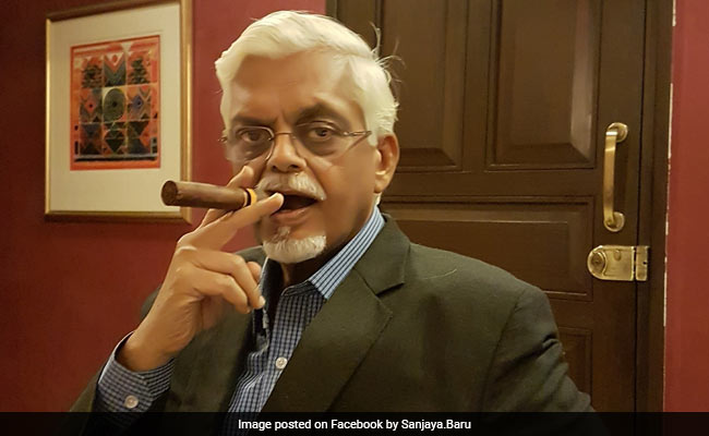 कौन हैं संजय बारू, जिनकी 'द एक्सीडेंटल प्राइम मिनिस्टर' किताब पर बनी फिल्म से फिर गरमाई सियासत