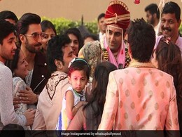 रणवीर सिंह ने बिना बुलाए ही इस शादी में मारी 'एंट्रियां' और फिर हुआ कुछ ऐसा...देखें Video रणवीर सिंह ने बिना बुलाए ही इस शादी में मारी 'एंट्रियां' और फिर हुआ कुछ ऐसा...देखें Video