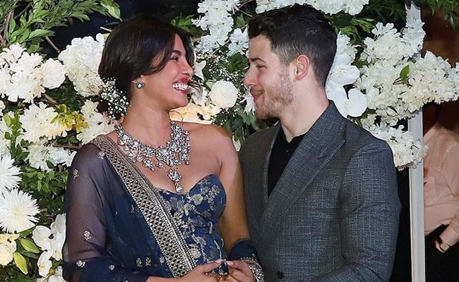 प्रियंका चोपड़ा ने स्टेज पर यूं जताया प्यार, बोलीं- 'ये मेरे पति निक जोनास हैं और...' देखें Video