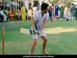 प्रियंका चोपड़ा संग शादी की रस्में छोड़ निक जोनास ने थामा क्रिकेट बैट, और फिर किया कुछ ऐसा...देखें Video प्रियंका चोपड़ा संग शादी की रस्में छोड़ निक जोनास ने थामा क्रिकेट बैट, और फिर किया कुछ ऐसा...देखें Video