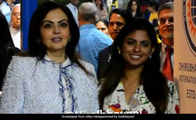 शादी के बाद कुछ यूं दिखीं ईशा अंबानी, मम्मी नीता अंबानी संग कैमरे के सामने दिए पोज... देखें Video