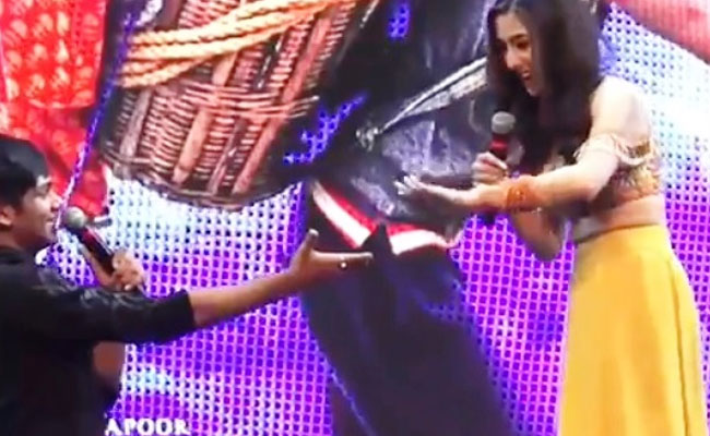 सारा अली खान को देखकर कांपने लगा ये फैन, बोला- क्या आप मेरा हाथ थामोगी...Video हुआ वायरल