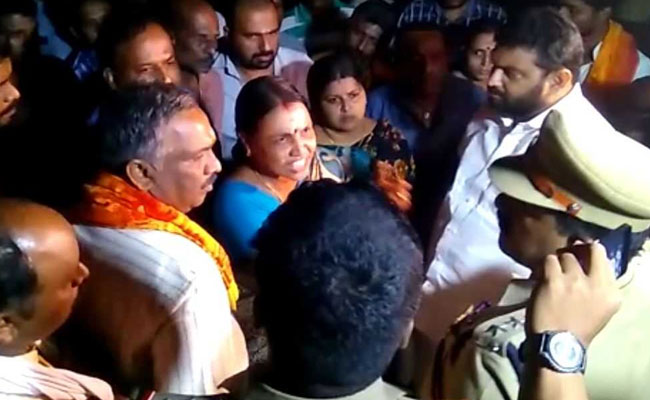 सबरीमाला मंदिर दर्शन करने पहुंची महिलाएं, प्रदर्शन कर रहे हैं श्रद्धालु