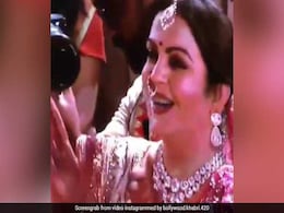 ईशा अंबानी की वरमाला रस्म देख, यूं इमोशनल हुईं मां नीता अंबानी, VIDEO में कैद हुआ ये खूबसूरत लमहा ईशा अंबानी की वरमाला रस्म देख, यूं इमोशनल हुईं मां नीता अंबानी, VIDEO में कैद हुआ ये खूबसूरत लमहा