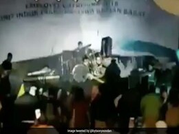 Indonesia Tsunami: समुद्र किनारे चल रहा था Rocks कॉन्सर्ट, अचानक आ गई सूनामी, देखें VIDEO Indonesia Tsunami: समुद्र किनारे चल रहा था Rocks कॉन्सर्ट, अचानक आ गई सूनामी, देखें VIDEO
