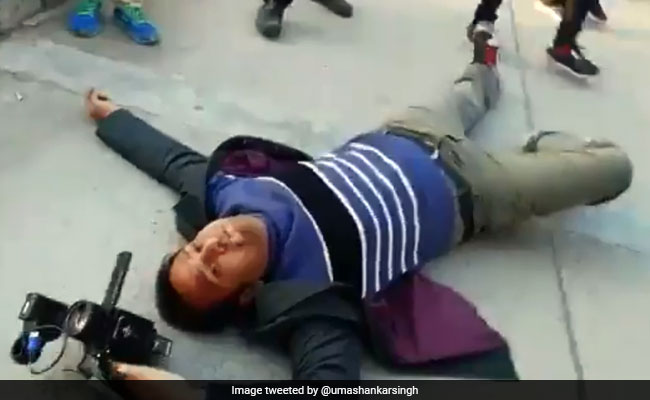 नवाज शरीफ के सुरक्षा गार्ड ने की टीवी चैनल के कैमरामैन की पिटाई, देखें VIDEO