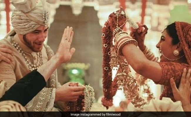 घूंघट ओढ़ मंडप में पहुंची प्रियंका, तो यूं निक को वरमाला से बचाते दिखे दोस्त, देखिए Nick-Priyanka की इंडियन शादी की Unseen Photos