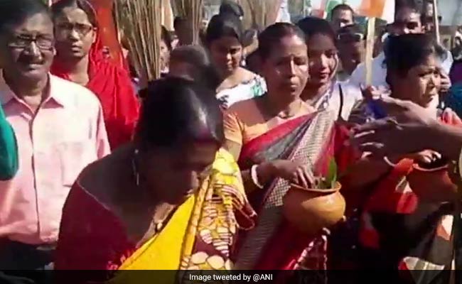 जिस जगह हुई BJP की रैली, उसे TMC कार्यकर्ताओं ने गंगाजल और गाय के गोबर से किया 'पवित्र'