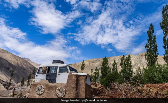 <i>3 Idiots</i> Inspiration Sonam Wangchuk Reveals Story Of Viral 'Jeep-Roof' Pic To Anand Mahindra