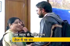 विदेश मंत्री से मिलते ही फूट-फूट कर रो पड़ा हामिद विदेश मंत्री से मिलते ही फूट-फूट कर रो पड़ा हामिद