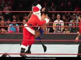 WWE में रेसलर को पीटने आ गया Santa Claus, मुक्के मार-मारकर किया बेहाल, देखें VIDEO WWE में रेसलर को पीटने आ गया Santa Claus, मुक्के मार-मारकर किया बेहाल, देखें VIDEO
