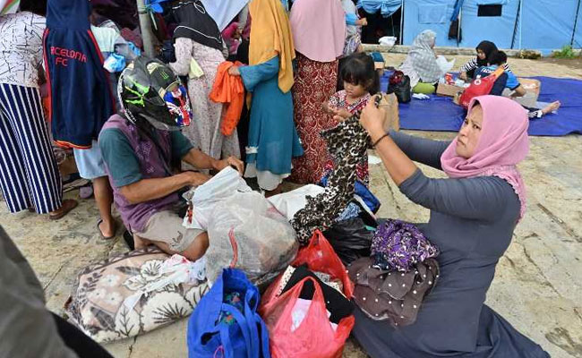 Public Health Crisis Feared As Indonesia Tsunami Survivors Cram Shelters