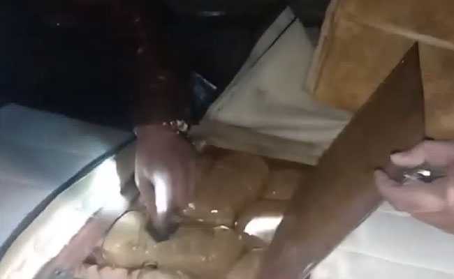 पुलिस ने मुठभेड़ के बाद चार तस्करों को किया गिरफ्तार,  50 लाख रुपये का गांजा बरामद