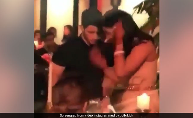 Priyanka Chopra पहुंची तो पति निक जोनास ने कुर्सी खींचकर किया ऐसा, बजने लगीं तालियां, देखें VIDEO