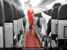 मास्क ना पहनने पर बीच रास्ते से लौटी फ्लाइट, वापसी पर 'स्वागत' में खड़ी मिली पुलिस मास्क ना पहनने पर बीच रास्ते से लौटी फ्लाइट, वापसी पर 'स्वागत' में खड़ी मिली पुलिस