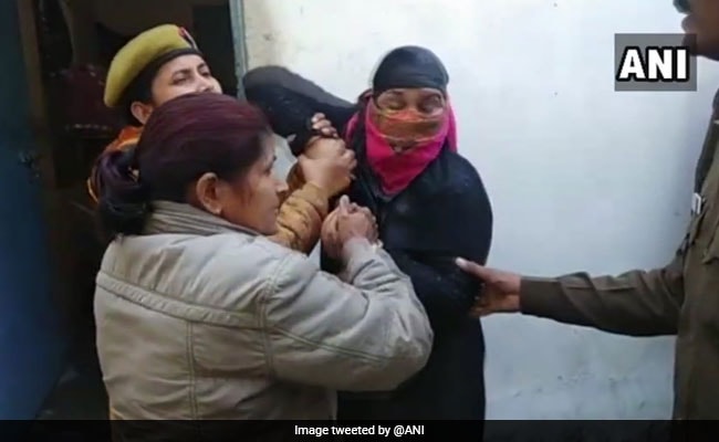 मेरठ के एसएसपी ऑफिस में महिला ने किया आत्मदाह का प्रयास