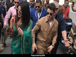 शादी के बाद की पहली Pic: रोमांटिक अंदाज में दिखे प्रियंका चोपड़ा-निक जोनास, एयरपोर्ट पर यूं टकराईं नजरें- देखें Video शादी के बाद की पहली Pic: रोमांटिक अंदाज में दिखे प्रियंका चोपड़ा-निक जोनास, एयरपोर्ट पर यूं टकराईं नजरें- देखें Video