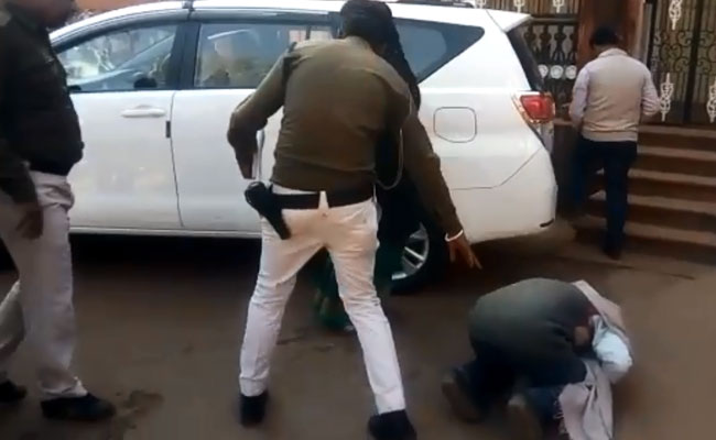 40 हजार देने के बाद भी नहीं लगा बिजली कनेक्शन, DM के पैरों में गिरकर फफक-फफक कर रोया किसान, देखें VIDEO