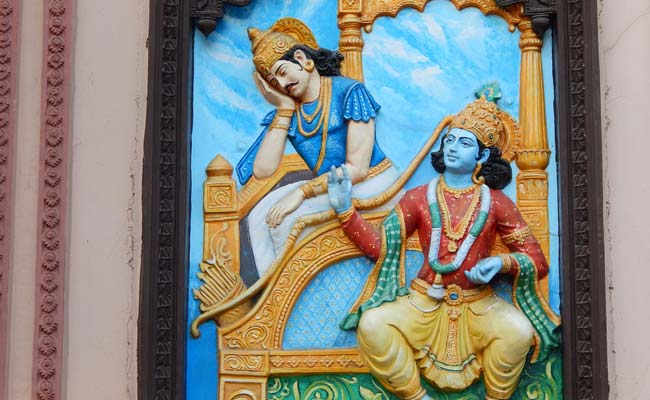 Popular Gita Slokas: गीता के 5 सबसे लोकप्रिय श्लोक जो हर इंसान के जीवन में भर सकते हैं ज्ञान का प्रकाश, जानें भावार्थ