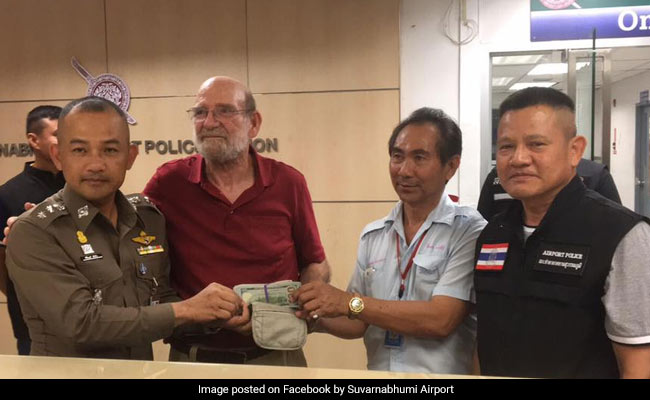 Honest Taxi Driver Returns $10,000 That Tourist Forgot In His Cab