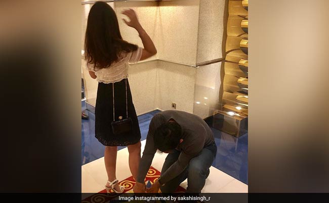 पत्नी ने MS Dhoni से पहनवाए जूते, लोग बोले- शर्म नहीं आती, साक्षी ने ऐसे दिया जवाब