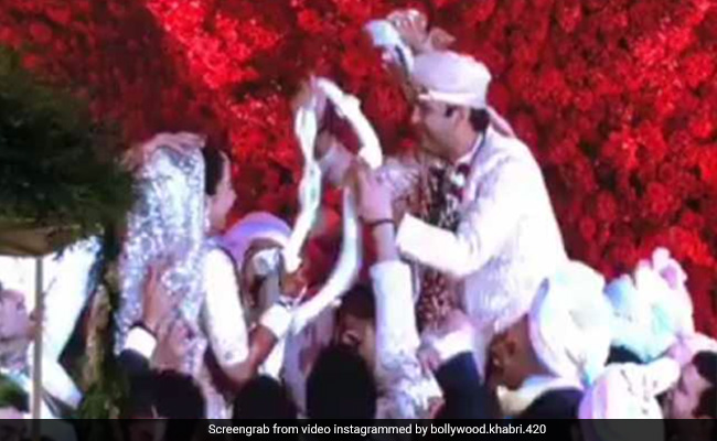 Isha Ambani Wedding: ईशा अंबानी को वरमाला पहनाने के बाद आनंद पीरामल मनाने लगे जश्न, वायरल हुआ VIDEO