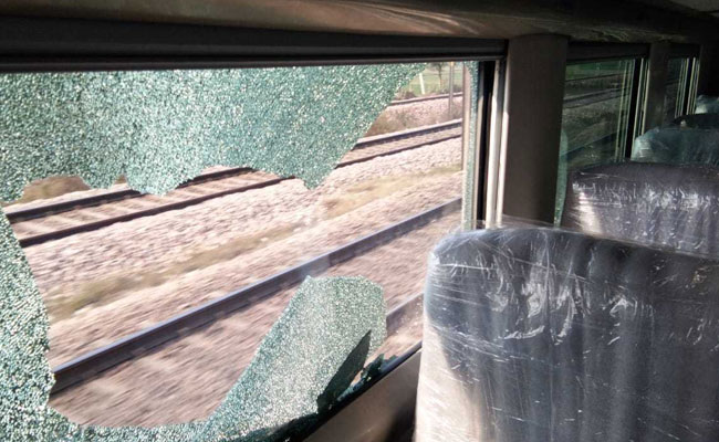 रेलवे की नई लग्ज़री ट्रेन टी-18 पर ट्रायल के दौरान फ़ेंके पत्थर, देखें VIDEO