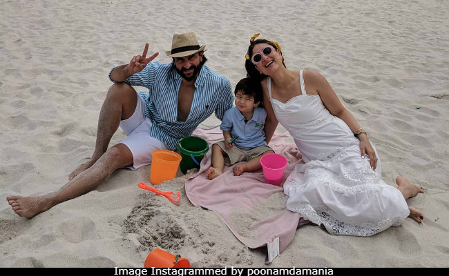 Kareena Kapoor, Saif Ali Khan, Taimur Send Early Christmas Greetings From Cape Town