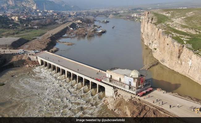 610 साल पुरानी मस्ज़िद के हुए तीन टुकड़े, 300 पहियों वाली रोबोट मशीन से ले जाया गया नई जगह, देखें PHOTOS