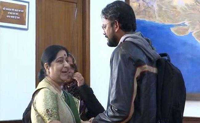 पाकिस्तान से 6 साल बाद वतन लौटे और विदेश मंत्री से मिल फूट-फूटकर रोने लगे हामिद, देखें वीडियो