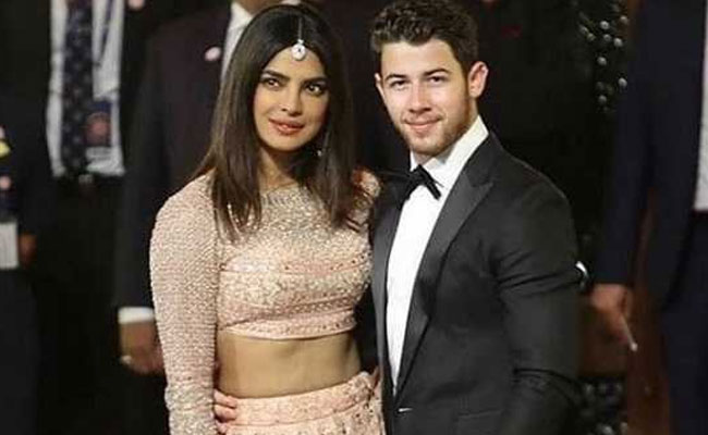 Isha Ambani Wedding: ईशा की शादी में निक के साथ पहुंचीं प्रियंका, लाल साड़ी में दिखीं ऐश्वर्या- देखें Video