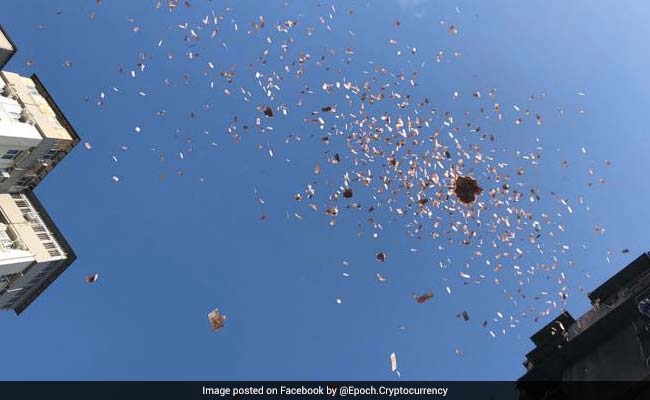 आसमान से अचानक होने लगी नोटों की बारिश, अरबपति ने यूं उड़ा डाली अपनी दौलत, VIRAL हुआ VIDEO