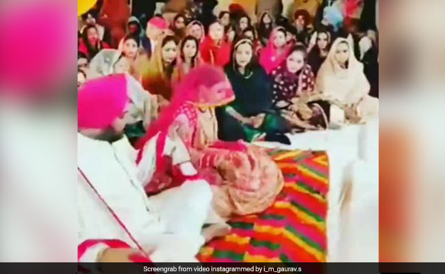 Kapil Sharma Wedding: शादी की रस्मों के दौरान उठने लगे कपिल शर्मा, गिन्नी ने ऐसे किया इशारा, देखें VIDEO