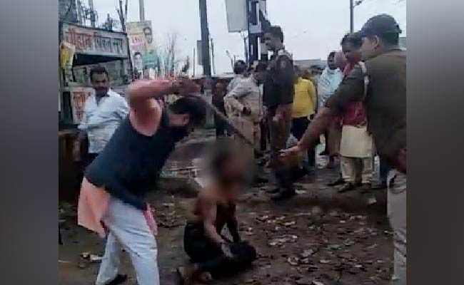 नेताजी सरेआम लाठी-डंडों से करते रहे युवक की पिटाई, तमाशबीन बनी रही पुलिस, VIDEO हुआ वायरल