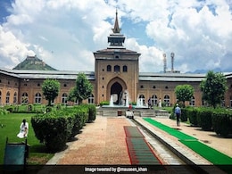 Masked Men Storm Into Srinagar's Jamia Masjid, Wave ISIS Flags Masked Men Storm Into Srinagar's Jamia Masjid, Wave ISIS Flags