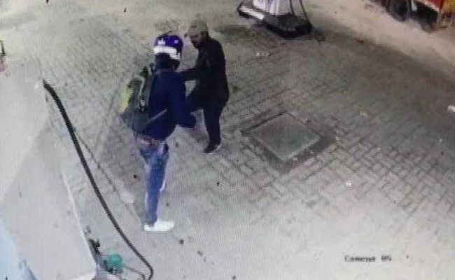 बंदूकधारी बदमाशों से अकेले भिड़ गया युवक और छुड़ा दिये छक्के, देखें- VIDEO